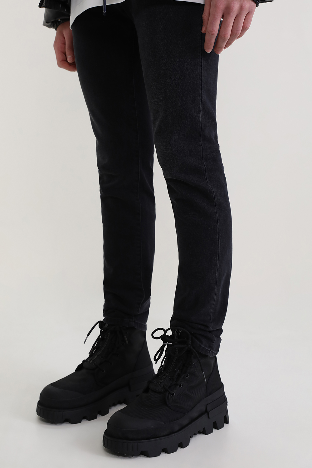 תמונת כל הלוק של מגפיים מקנבס עם שרוכים